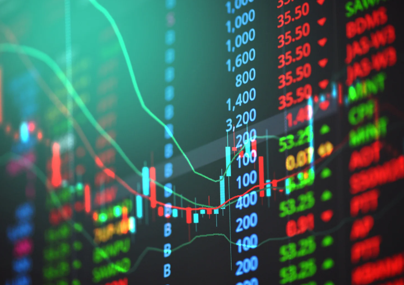 Investor analyzing silver prices and inflation data to determine the best time to buy silver during rising inflation trends